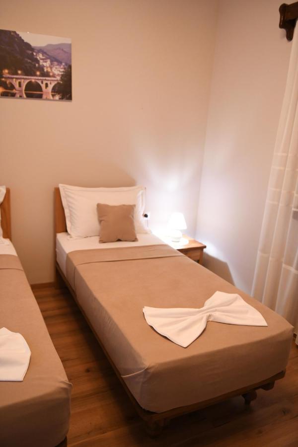 Guesthouse Leo Berat Eksteriør bilde