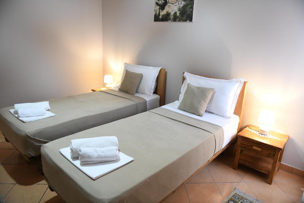 Guesthouse Leo Berat Eksteriør bilde