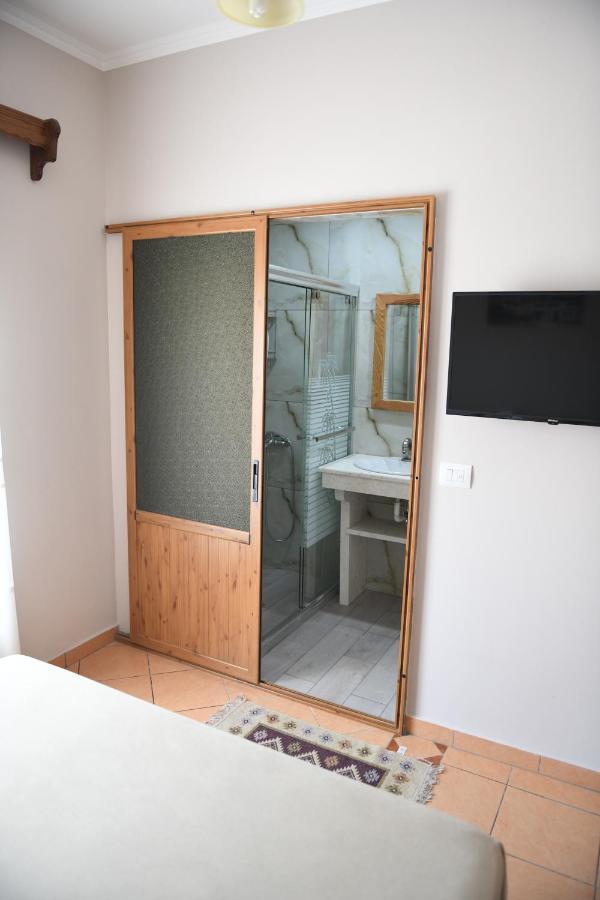 Guesthouse Leo Berat Eksteriør bilde